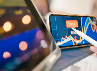 Meerdere markten worden geanalyseerd door een handelaar die Bitcoin, Ethereum en forex-opties bekijkt